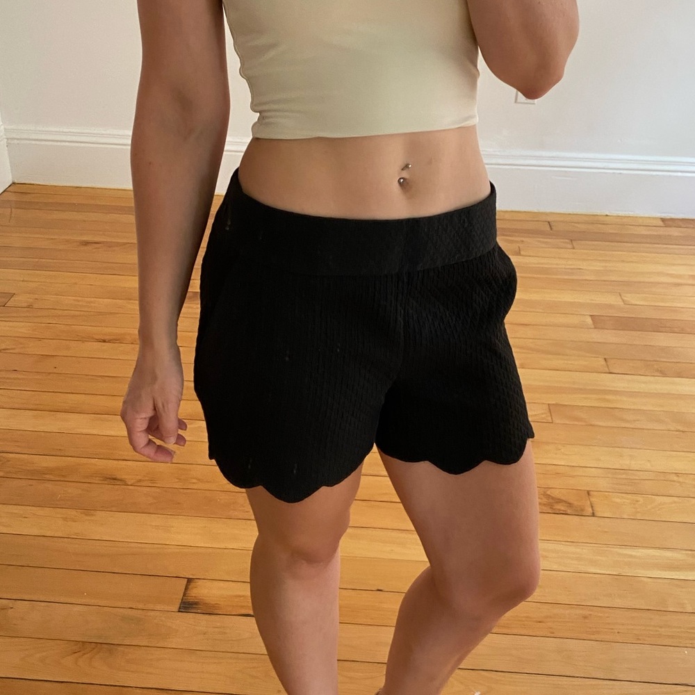 Anne Taylor Loft black shorts with scalloped bottom size 0 (runs large)